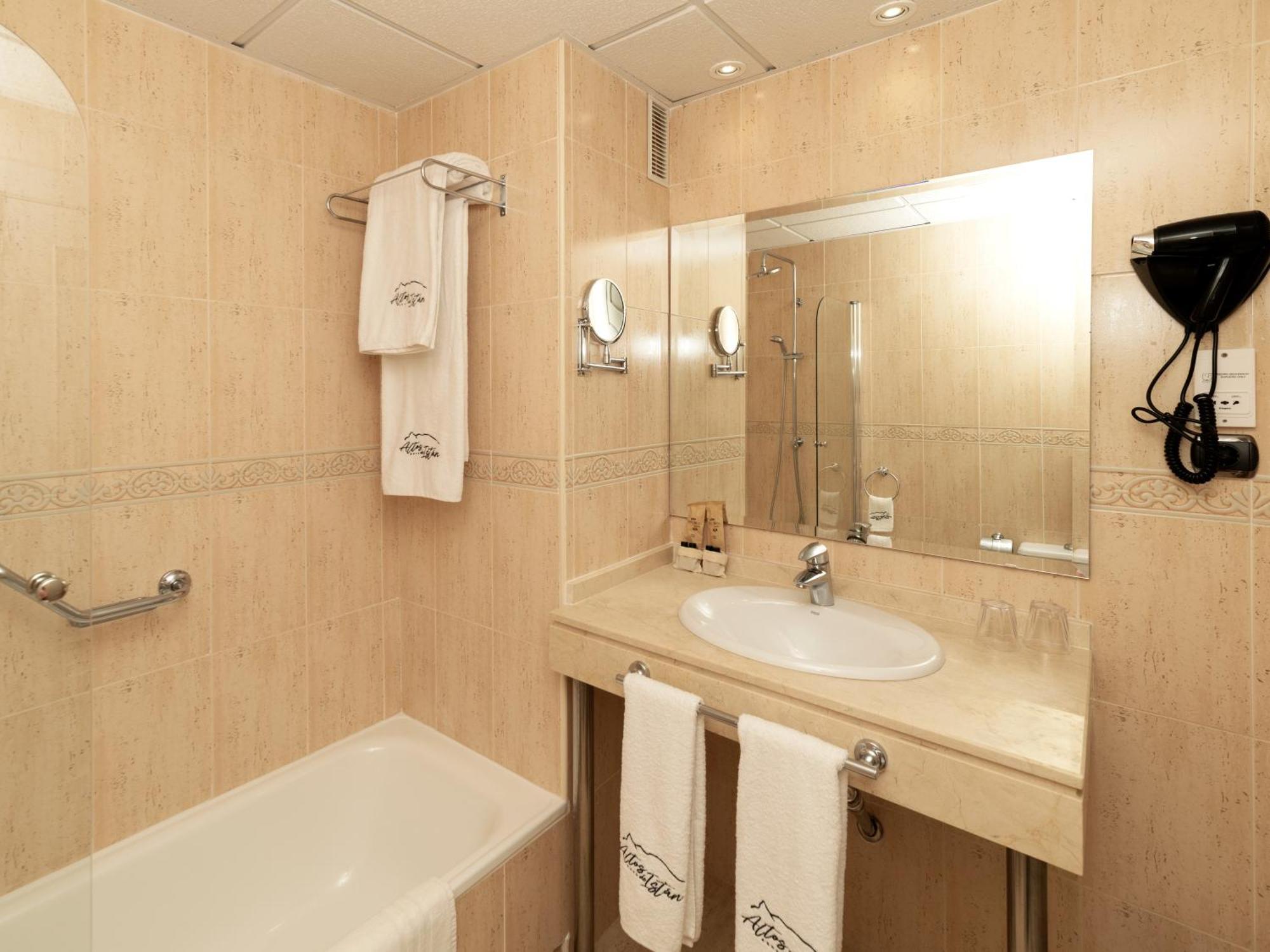 Hotel Altos De Istan Bagian luar foto